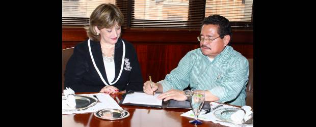 Sintrainagro amplía pacto con Comfama | Cortesía | El acuerdo fue firmado entre la directora de Comfama, María Inés Restrepo de Arango y Guillermo Rivera Zapata, presidente del sindicato Sintrainagro, para beneficiar a los 22.000 afiliados a esta organización obrera.