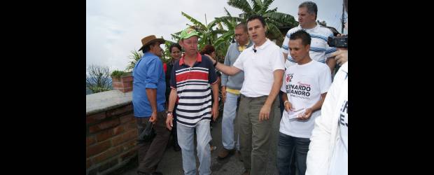 Aníbal toca las puertas en Santa Elena y en Palmitas | Cortesía | Aníbal Gaviria Correa, candidato a la Alcaldía de Medellín, estuvo acompañado por los seguidores de su campaña durante su visita a los corregimientos de Santa Elena y San Sebastián de Palmitas el pasado fin de semana.