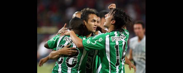 Nacional continúa en ascenso colectivo | Juan Antonio Sánchez | Dorlan Pabón, a quien hoy deben llamar a la Selección, es felicitado por Johnatan Álvarez y Sebastián Pérez.