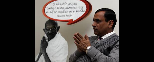 "La Noviolencia está hoy vigente": Kumar | Julio Cesar Herrera | En su visión sobre los conflictos, incluyendo la violencia en Colombia, Ravindra Kumar sostiene que con voluntad política y la movilización de las sociedades se puede avanzar en una salida pacífica, que permita una paz duradera.