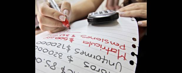 Las matrículas en los colegios privados tienen un límite | Archivo | Entre el 3 y el 5 por ciento en el valor anual por estudiar, es lo que puede subir un colegio para el 2012. Además del valor de las matriculas y las mensualidades, también hay que estar atento de las extensas listas de útiles.