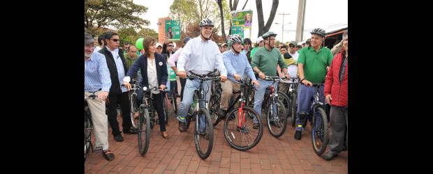 Peñalosa sube un punto y Petro baja 4, en Bogotá | Colprensa | El candidato Enrique Peñalosa, del Partido Verde, recorrió ayer las calles de Bogotá en bicicleta, en compañía del expresidente Álvaro Uribe.