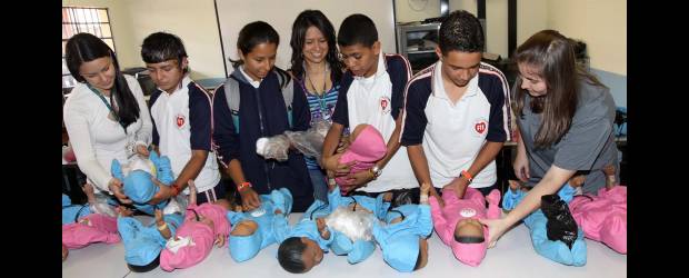 El Medellín urbano se pasó al hijo único | Manuel Saldarriaga | Con robots que simulan el comportamiento de los bebés 1.765 estudiantes de Medellín han aprendido la responsabilidad de ser padres. Los bebés robóticos lloran, comen, exigen cariño, atención y hasta un buen cambio de pañales,.