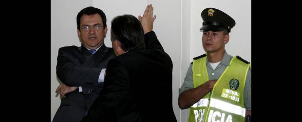 Camina lento el proceso, pero crece apoyo a Salazar | Jaime Pérez | El alcalde de Medellín, Alonso Salazar, manifestó que aunque inicialmente el proceso le parecía muy duro de afrontar, hoy con el respaldo que ha tenido de ciudadanos y empresarios y la forma en que lo han rodeado amigos y familiares está motivado y confiado, esperando una decisión favorable.