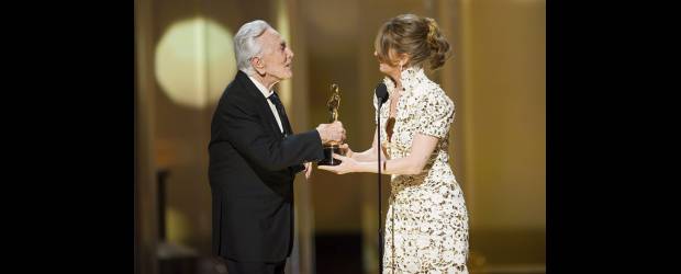 Kirk Douglas o el viaje a la memoria | Efe Reportajes | Una de sus últimas apariciones públicas fue en la entrega de los Óscares, donde entregó la estatuilla a la Mejor Actriz Secundaria, a Melissa Leo.