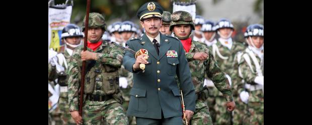 Cambio de mando en la IV Brigada | Manuel Saldarriaga | Un grupo de 450 uniformados rindió honores al saliente comandante, general Mejía, bajo las órdenes del general Martínez, su sucesor (en la foto).