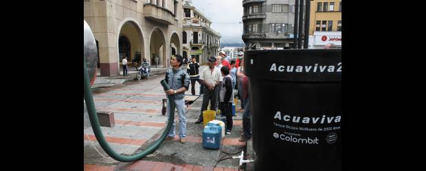 Tres capitales en alerta sin agua potable | Sandra Rodríguez, Colprensa-manizales | Manizales cumplió cinco días sin suministro de agua luego de un nuevo daño ocasionado en las tuberías de 28 y 30 pulgadas por una avalancha en el río Chinchiná. La crisis de agua potable en esta capital se vive hace tres semanas.