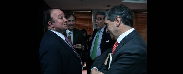 Ajuste del mínimo disparará las alzas | Colprensa | Gobierno, empresarios y trabajadores se reúnen hoy para avanzar en la concertación del salario mínimo para el año 2012. En primer plano el ministro de Trabajo, Rafael Pardo, a la derecha y Luis Carlos Villegas, presidente de la Andi.