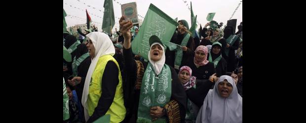 Hamás apagó velitas y amenazó a Israel | Ibraheem Abu Mustafa, Reuters - Franja De Gaza | Con el apoyo de miles de personas reunidas en la plaza Al Kativa, en la ciudad de Gaza, el dirigente de Hamás en Gaza, Ismail Haniye, aseguró que su grupo no hará concesiones, no entregará "una sola pulgada" de la tierra de Palestina y mantendrá la resistencia hasta que toda la tierra sea liberada de los israelíes.