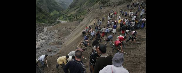 Los días de sol tardarán en llegar | Cortesía Diario Del Sur, La Cruz-nariño | El mal estado de la vía que conduce a la vereda Moncayo, de La Cruz, Nariño, impidió el ingreso de dos retroexcavadoras para agilizar el rescate de 15 personas sepultadas por un alud. Persiste la alerta en la ribera del rio Mayo.