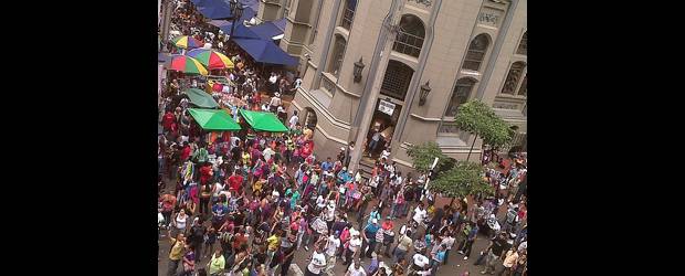 Un año de trinos y de historias | Archivo | El 23 de diciembre de 2010, EL COLOMBIANO hizo su primera twittercrónica. El tema fue la movilidad peatonal en el centro en Navidad.