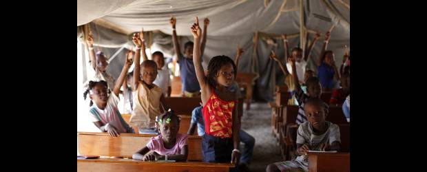 El terremoto que destruyó Puerto Príncipe también movió los cimientos institucionales del país. | Kena Betancur, Reuters - Puerto Príncipe, Haití. | Los niños de Puerto Príncipe estudian en carpas improvisadas en los campamentos donde viven cientos de miles de personas. Esta es una muestra de que, a pesar de las necesidades de la población y de que cerca del 75 por ciento de la capital está destruida, aún existen muestras de esperanza.