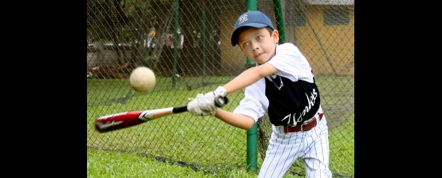 La 'pulga' Tafur batea ilusiones | Juan Antonio Sánchez | Santiago, disciplinado y perseverante, está feliz de participar en su primer babybéisbol. Se siente grande pues desde ya, comienza su camino hacia lo que podría ser, una exitosa carrera en las grandes ligas del béisbol mundial.