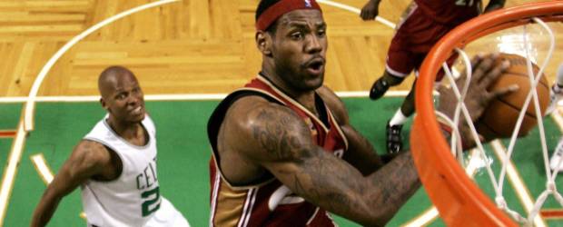 LeBron James se decidió por los Heat | Reuters | LeBron James dejará de vestir la camiseta de los Cavaliers para trasladar todo su talento a los Heat.