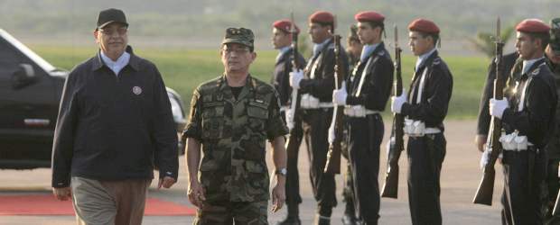 Lugo llegó a Paraguay para reasumir sus funciones | Reuters | El Presidente agradeció, en el aeropuerto, por todas la voces de apoyo que recibió.