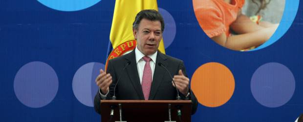 Presidente Santos reiteró urgencia de hacer una reforma pensional | Santos reveló que en Colombia hay 1 millón 100 mil pensionados que reciben 25 billones de pesos y que todo el recaudo del IVA está dirigido solamente al pago de pensiones.