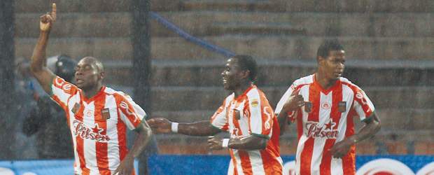 Néider inundó de clase el Atanasio | Róbinson Sáenz | El espigado delantero Alexánder Mosquera celebra su gol con Envigado. "Manejamos la ansiedad y pudimos marcar", dijo el exjugador del Rionegro, que tuvo otras opciones claras de anotar, como en el mano a mano que le ganó Gastón Pezzuti. Los naranjas fueron efectivos y contundentes.