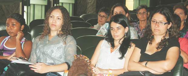 Violencia contra las mujeres en Colombia, una cuestión de género | Julio César Herrera | Yuliana Vélez resaltó que las mujeres colombianas son víctimas de la violencia tanto en tiempos de paz como de guerra y que la población femenina más vulnerable ante los homicidios en Medellín se encuentra entre los 18 y 21 años.