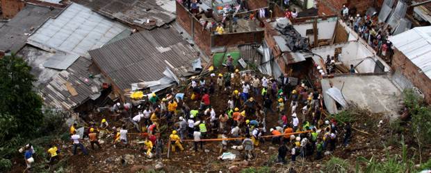 Emergencia por deslizamientos en el oriente de Medellín | Henry Agudelo | Un deslizamiento ocurrido en la tarde de este miércoles dificultó las tareas en la zona.