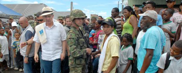 Las casas quedarán mejor: Uribe | Presidencia De La República | El presidente Álvaro Uribe visitó el barrio de Riosucio, Chocó, donde cerca de 40 viviendas fueron arrasadas por un incendio en la noche del sábado.