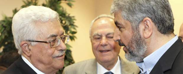 Al Fatah y Hamás sellaron su reconciliación tras cuatro años de disputas | Reuters | Mahmud Abás (izquierda) y Jaled Meshal (derecha).