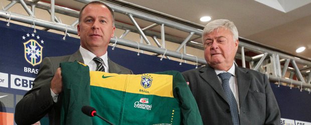 Menezes anunció su primera lista de convocados en Brasil | Reuters | Mano Menezes asumió este lunes oficialmente la dirección técnico de la selección brasileña. En la imagen, lo acompaña Ricardo Teixeira, presidente de la Confederación Brasileña de Fútbol.