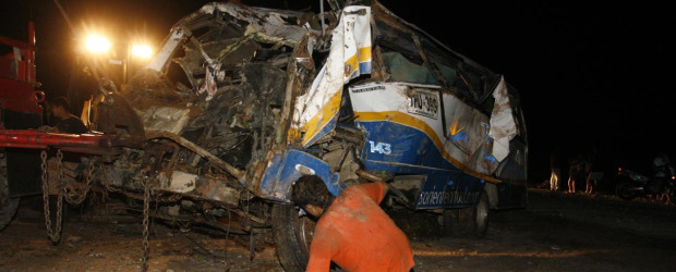 Accidente enlutó la operación retorno | Esteban Vanegas, enviado especial San Luis | Así quedó la buseta 143 de Transoriente luego de rodar por un abismo de 80 metros en el sitio La Josefina. El percance fue el único que empañó la jornada del retorno en el departamento de Antioquia.