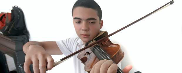 A Ricardo le suena componer | Aunque Ricardo piensa estudiar una carrera que no tiene q ver con la música, seguirá componiendo y tocando piano y violín.