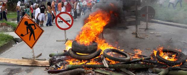 Asonada subió la tensión en El Limonar | Juan Fernando Cano | Los que protestaron en esta zona de Medellín atravesaron un bus de servicio público y quemaron llantas.