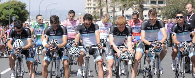 Reuters | Los ciclistas que corren el Giro hicieron un minuto de silencio para recordar a su compañero | Reuters | Los ciclistas que corren el Giro hicieron un minuto de silencio para recordar a su compañero.