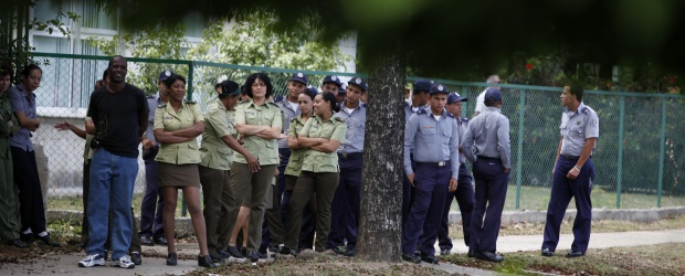 Impiden marchar a las Damas de Blanco con nuevo acto de hostigamiento | AP