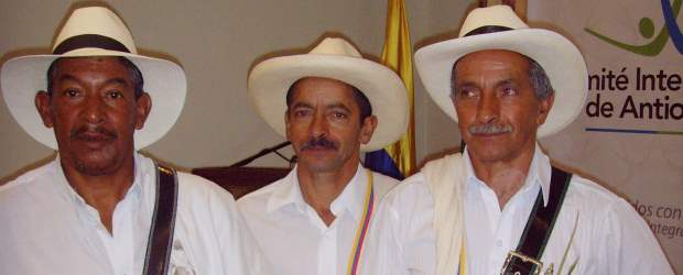 Únase a una flor para N.Y. | Lilliana Vélez De Restrepo | Carlos Alberto Zapata y los hermanos Orlando y Martín Emilio Atehortúa hacen parte del equipo de silleteros que viajará a romper el récord Guiness.