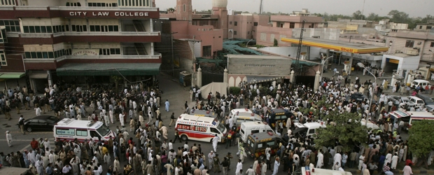 Ataque a mezquitas en Pakistán dejó 80 muertos | AP | Hombres armados atacaron este viernes a fieles de una secta minoritaria en dos mezquitas de la ciudad de Lahor.