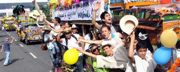 La alegría rodó por la ciudad | Hernán Vanegas | A las 2:00 p.m. salieron las chivas del cerro Nutibara, para seguir una ruta que las llevó por el occidente y el centro de la ciudad. Mucho color, muchos pitos y mucha alegría se vieron pasar en el décimo desfile de Chivas y Flores.