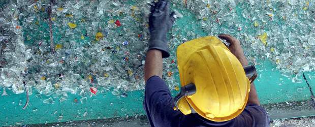 Por la Tierra reciclan 55 mil botellas | Donaldo Zuluaga | Cientos de botellas son recolectadas por los recicladores de Recimed para luego ser clasificadas para el proceso de aprovechamiento.