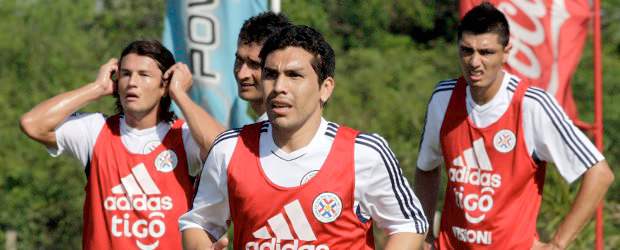 Perú y Paraguay prometen fiesta para exhibir la nueva era de su fútbol | Reuters | Salvador Cabañas hace parte de los entrenamientos de la selección guaraní.