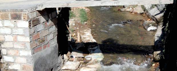 En Caldas, agua pero a ratos | Donaldo Zuluaga | El pasado 18 de diciembre, un daño en un poliducto de Ecopetrol contaminó la quebrada La Valeria, que provee de agua a Caldas. El problema sigue.