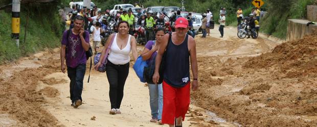 Más de 1.000 vehículos siguen represados en la vía al Mar |