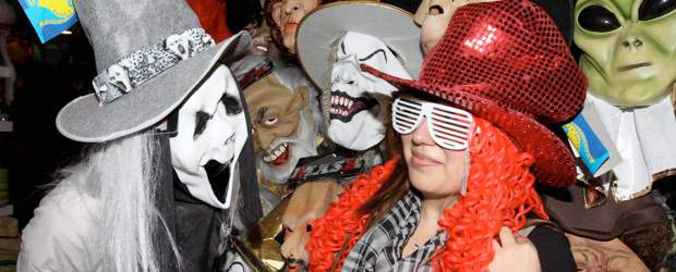 De brujas y Navidad un adelanto a la fiesta | Donaldo Zuluaga | Alejandra Gutiérrez y Álvaro Garcés quieren ser muy originales para vivir el día de las Brujas. Para ello, van a mezclar accesorios en su atuendo.