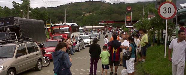 Congestión en vía al Occidente por derrumbes | Juan Felipe Quintero | Los derrumbes en la vía al mar tiene afectada la operación retorno en esa zona del departamento.