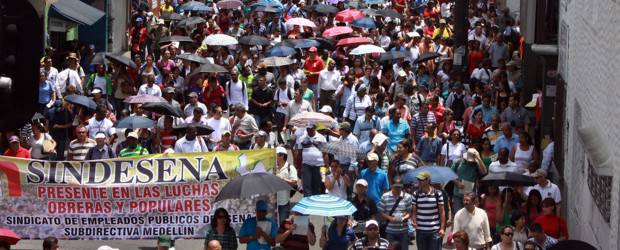 Educadores se movilizaron por vías del centro de Medellín | Róbinson Sáenz | La manifestación salió de la sede de Adida (ubicada en la calle 57 con carrera 42) hasta La Alpujarra. Los maestros que participaron eran de toda el Área Metropolitana, dijo el presidente de la Asociación Yony Zea López.