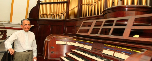 Iglesia de San José pide que suene el órgano | Juan Antonio Sánchez | El Padre Gustavo Patiño observa con preocupación el órgano de la Iglesia de San José, construido en 1922 España por Pedro Xuclá y al que posteriormente le adaptaron más registros de la casa alemana Walcker.