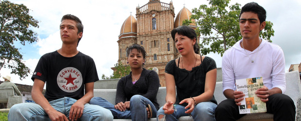 En San Pedro el cuento es hablar | Julio César Herrera | Los jóvenes de la Corporación Da Vinci Colombiana capacitan a personas de San Pedro de los Milagros y de otros municipios en el tema de la oratoria. Esta localidad se encuentra a 42 kilómetros de Medellín y en el Norte de Antioquia.