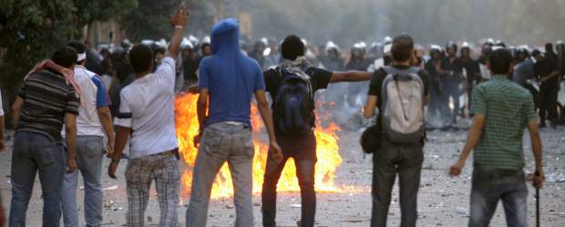 Enfrentamientos en Egipto dejan cerca de 1.000 heridos | AP | Cientos de manifestantes siguen protestando en la plaza Tahrir.