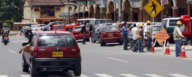 En Rionegro, cierre de vía causa problemas de parqueo | Jaime Pérez | Este espacio, a pesar de estar en vía pública y aledaño al centro comercial, es aprovechado por muchos para parquear todo el día.