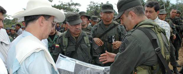 Terroristas tienden una trampa: Uribe | Archivo | El 19 de enero de 2006, comenzó la operación Colombia Verde de erradicación de coca en La Macarena. En febrero el presidente Álvaro Uribe visitó la zona donde erradicadores y uniformados eran hostigados por las Farc.