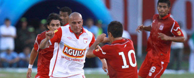 La efectividad del ‘Expreso rojo’ dejó tristes a los ‘Diablos’ | Colprensa | El argentino Omar Pérez marcó el segundo gol de Santa Fe en el juego ante América.