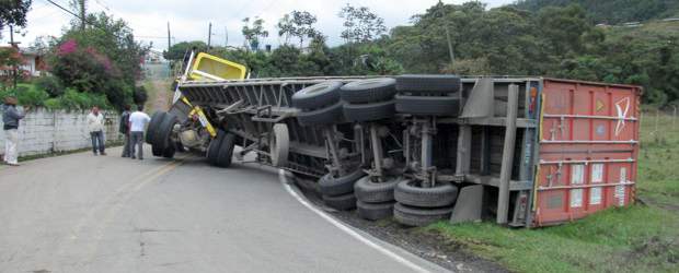 En la tarde de este jueves se habilitó paso por el Alto de Minas tras accidente múltiple | Cortesía Pablo Santa | Así quedó una de las mulas involucradas en el accidente múltiple.