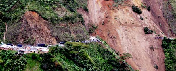 Reabren el paso en la vía a Urabá | Archivo, Jaime Pérez | Después de quince días, ayer fue reabierta la vía que comunica a Medellín con Urabá. Los vehículos podrán circular desde las seis de la mañana y hasta a las seis de la tarde, hora en la que se cerrará la vía para evitar accidentes.