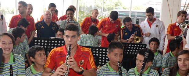 Brasil y España acaparan la atención | Colprensa | La banda sinfónica de Villamaría entonó un porro en el salón principal del Hotel Carretero. Jugadores y técnicos del seleccionado español se animaron y llevaron el ritmo con sus palmas al despedirse de Manizales.